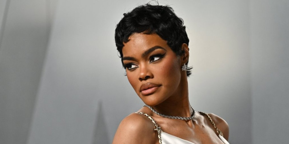 Hodajuća definicija čistog greha: Isklesano telo Tejane Tejlor u haljini koja klizi niz obline (FOTO)