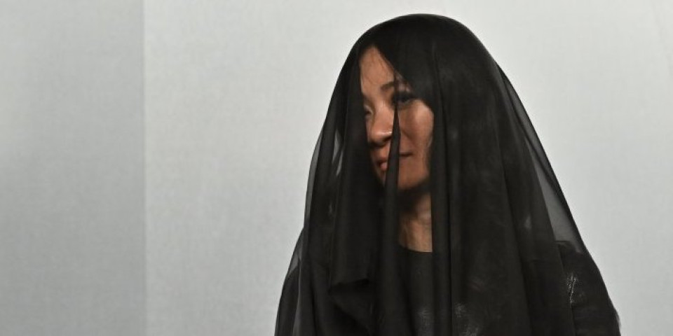 Svi su slavili, a poznata rediteljka je ušetala kao na sahranu – pogledajte detalj koji ledi krv u žilama (FOTO)