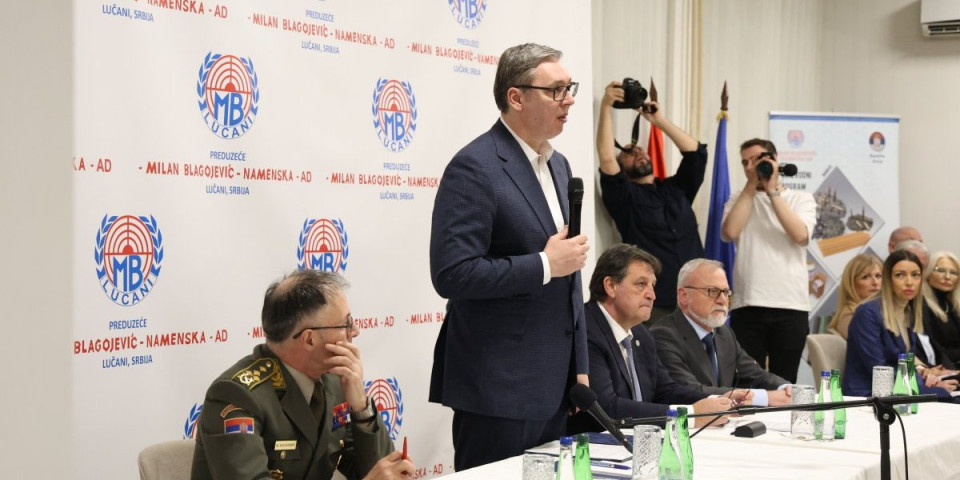 "Država će ispuniti ono što su vam godinama obećavali"! Vučić obišao selo Kotraža, veliki broj ljudi dočekao predsednika (VIDEO)