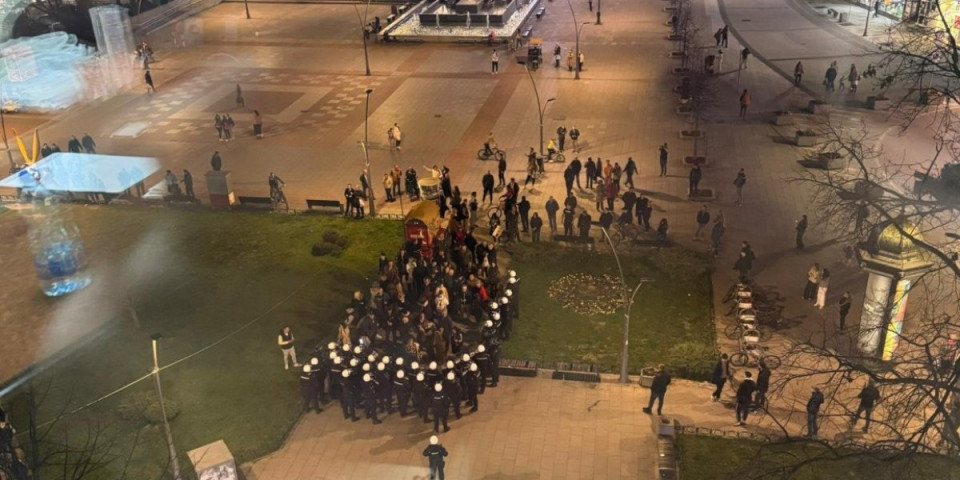 (FOTO, VIDEO) Smejurija, ali smejurija: Pogledajte koliko se blokadera skupilo da protestuje protiv Vučića