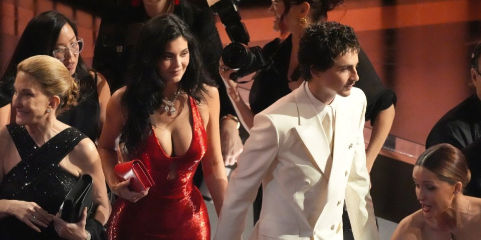 Grudi kipe, dekolte puca: Kajli Džener nikad vrelija - haljina izazvala haos na mrežama (FOTO)