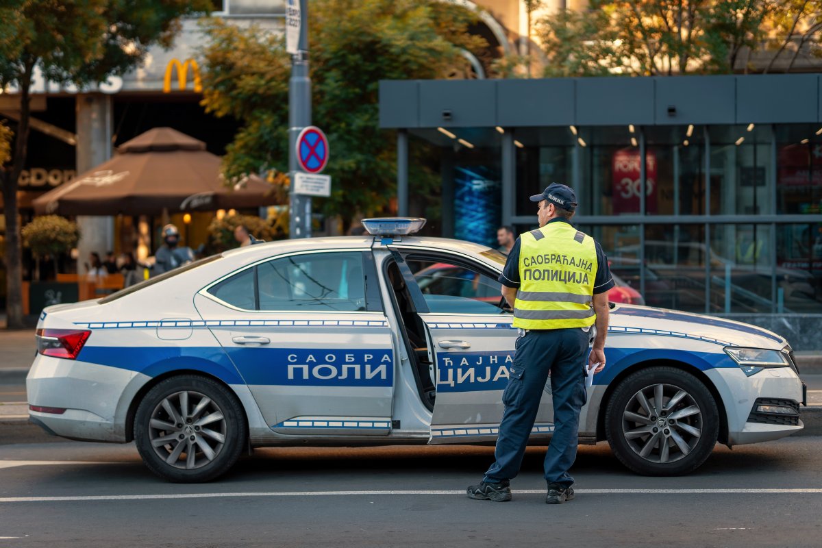 Nasilnička vožnja na auto-putu: Uhapšen vozač šlepera, traga se za vozačem BMW-a