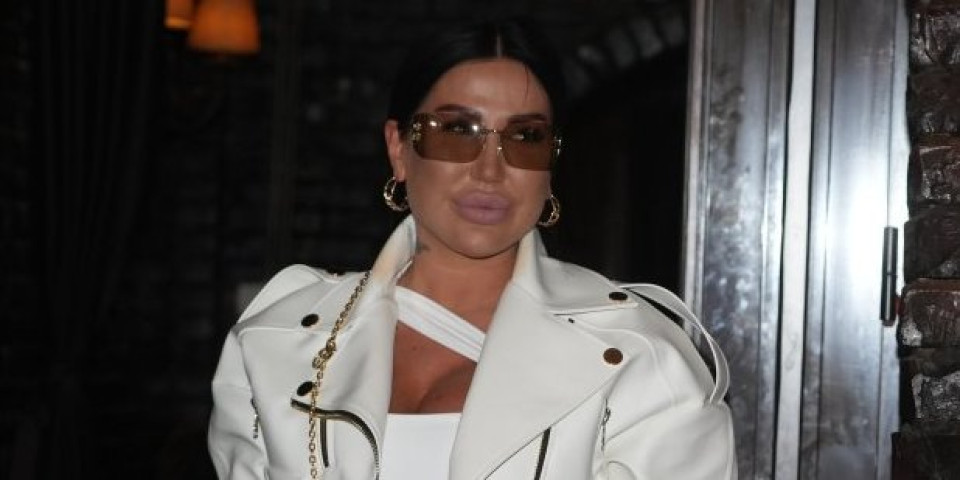 Čisto zlato u besnoj mašini od od 140.000 evra: Tijana Ajfon se pohvalila burmom (FOTO)