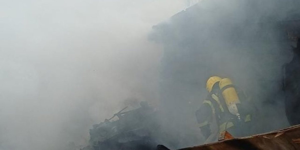 Ogroman stub dima iznad solitera, vatrogasci se bore sa plamenom: Požar u "Enjubu" ne jenjava (FOTO)