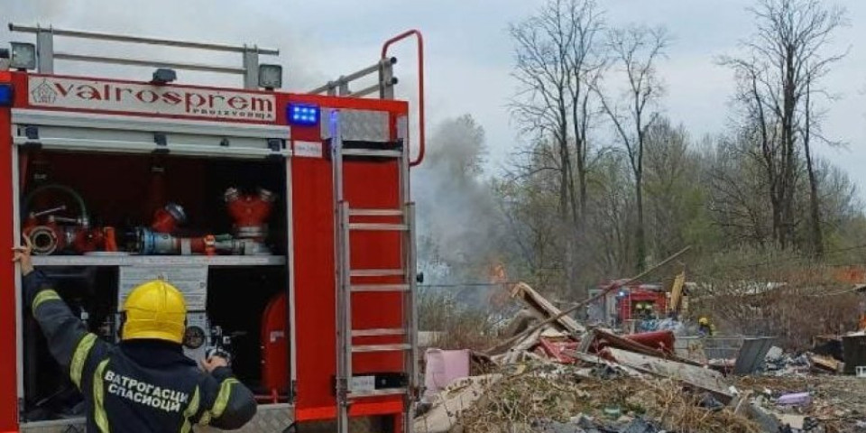 Vatrena stihija na Čukarici: Evo kako izgleda mesto nesreće nakon akcije vatrogasaca (FOTO/VIDEO)