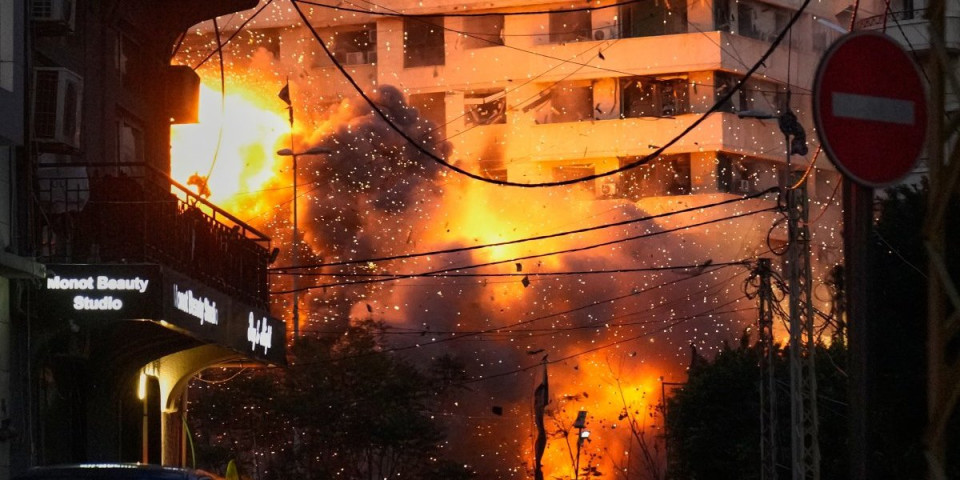 "Šahid" probio PVO i pogodio američku ambasadu! Izraelci sravnili sa zemljom zgradu u centru (VIDEO)