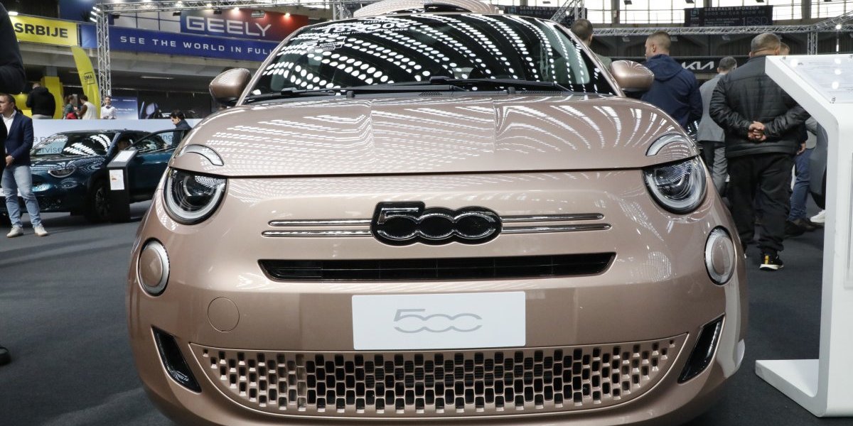 Automobil "fiat 500" izložen na Sajmu automobila u Beogradu, 2026. godine