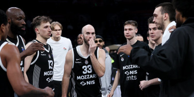 Mreže bruje o ovoj sceni: Kamera snimila šta se dešava na klupi Partizana (VIDEO)