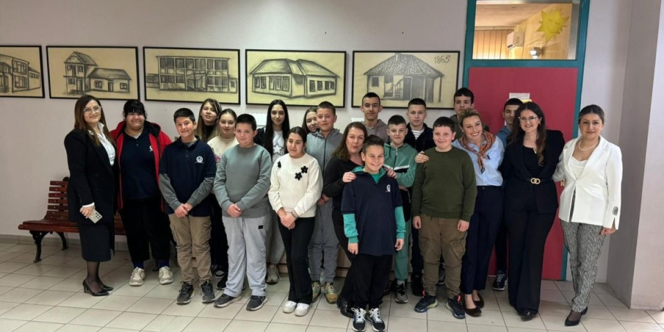 Humanost na delu: Fondacija "Dajana Paunović" donirala sportsku opremu školi