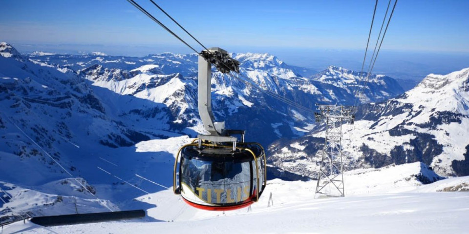 Horor u Švajcarskoj: Gondola se srušila i kotrlja se niz padinu, u toku reanimacija jedne osobe (VIDEO)