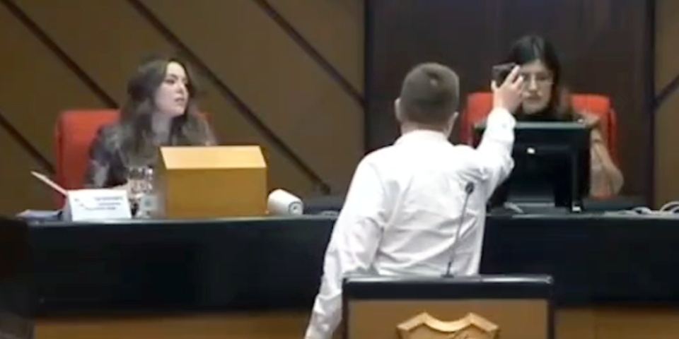 Skandal u Skupštini Novog Sada: Blokader za govornicom pozvao teroristu, a onda se okrenuo ka Dini Vučinić...