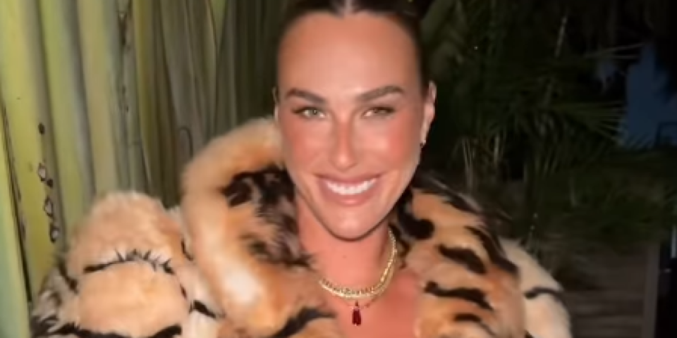 Auuu... Devojko, na šta ličiš? Čipkaste čarape, dekolte, bunda...