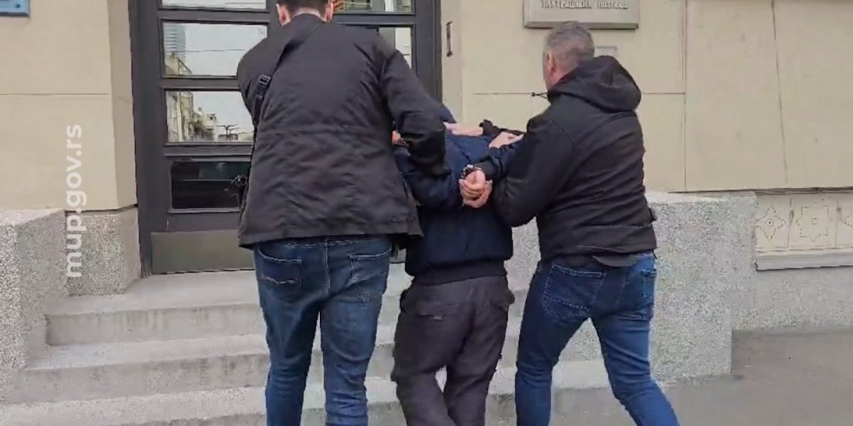 (VIDEO) Pognut i sa lisicama: Ovako je pao blokader koji je pretio smrću Vučiću