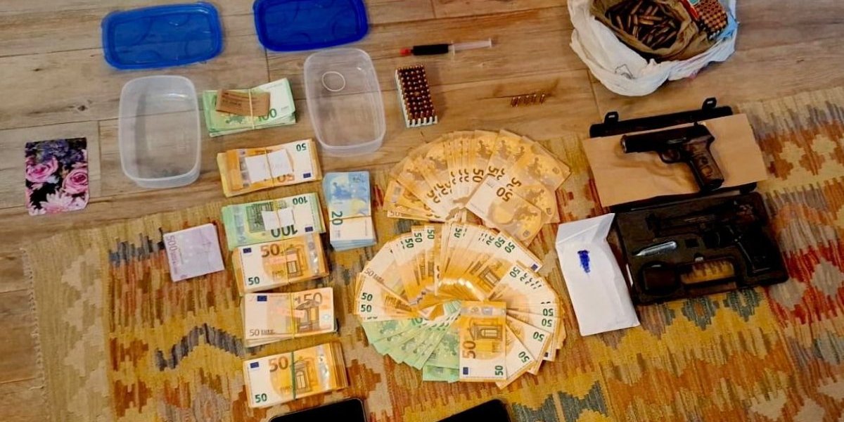 Zaplena novca i oružja 