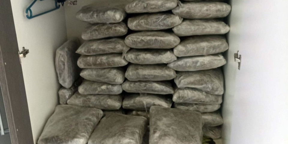 ''Pali'' dileri u Priboju: Stan pun marihuane i heroina (FOTO)