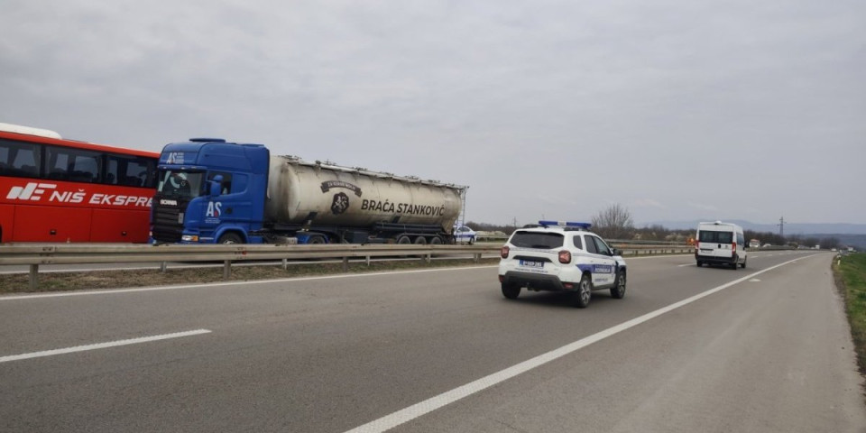 Ima povređenih: Stravična nesreća na auto-putu Beograd - Niš, sudar autobusa i kamiona (FOTO/VIDEO)