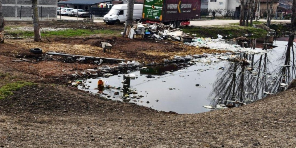 Ima li kraja ludilu? Čovek izgradio nelegalnu farmu na državnom zemljištu u Smederevu, i to nije najgore (FOTO)