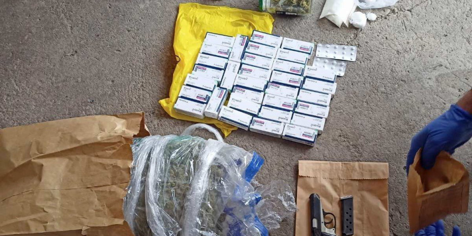 Uhapšen mladić (29) iz Ćuprije: Policija mu upala u stan i našla ozbiljnu količinu droge i oružja (FOTO)