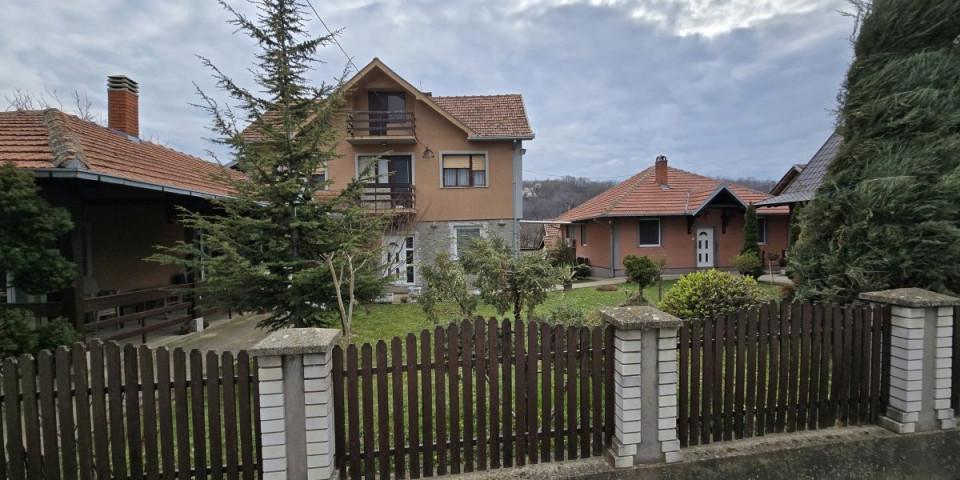 Vučićević u selu Brezovac: Glavni urednik Informera u poseti porodici Jovanović