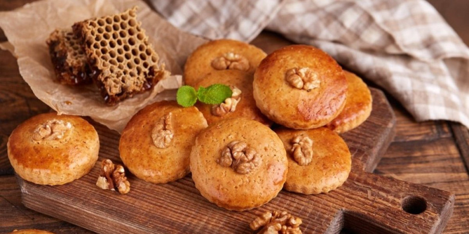 Recept za mladenčiće: Slatke pogačice sa medom i orasima - svi ih prave za ovaj praznik