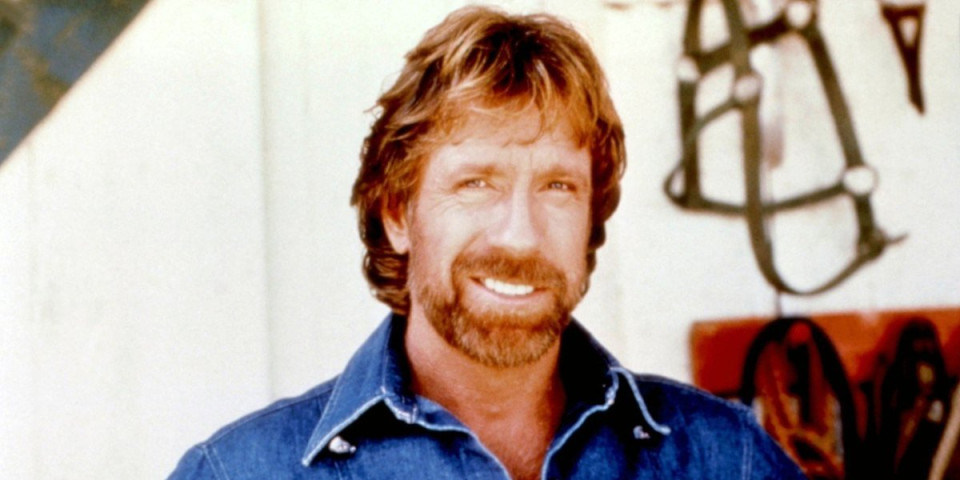 Srbi se opraštaju od Čaka Norisa: Osvanule čitulje u dnevnim listovima (FOTO)