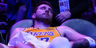 Dončić hit na društvenim mrežama - Odigrao istorijski meč, pa spavao na klupi (FOTO/VIDEO)