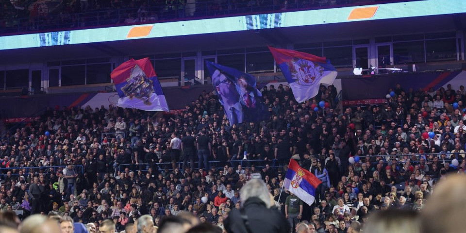 Najjači transparent u Areni! Odjeknula pobeda pristojne Srbije, ovako su rešili blokadere (FOTO)
