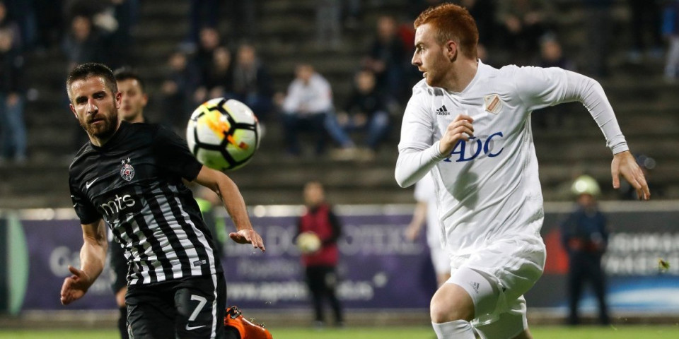 Bivši igrač Partizana doživeo potres mozga! Srbin nepomičan ležao na terenu, pa hitno prevezen u bolnicu