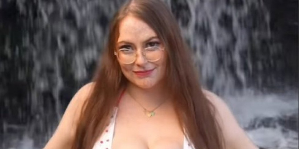 Grudi joj prave haos u avionu: Ne može da stane u sedište, plaća ogromne sume da bi preživela let (VIDEO)