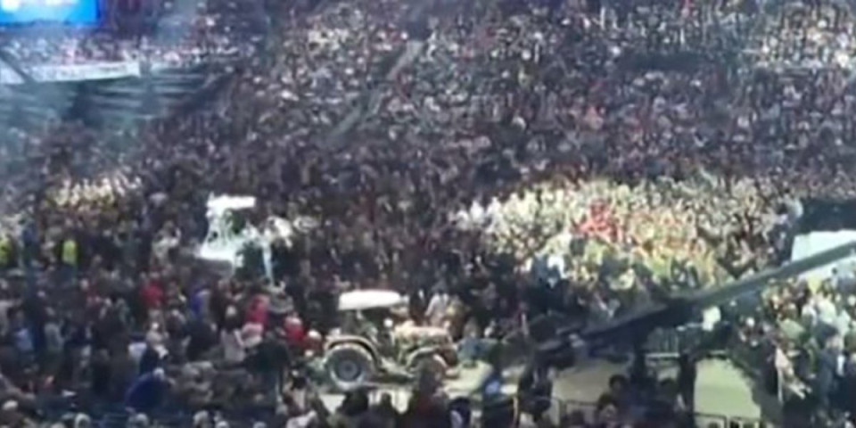 Ovaj detalj u Beogradskoj areni ima veliku simboliku: Traktor snimljen u masi od 30.000 ljudi