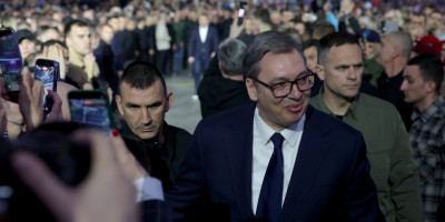 Predsednik sa građanima u Inđiji: Vučić sa sugrađanima koji peške idu ka Beogradu