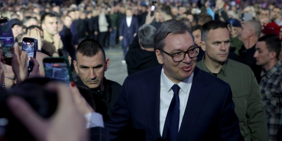 Predsednik sa građanima u Inđiji: Vučić sa sugrađanima koji peške idu ka Beogradu