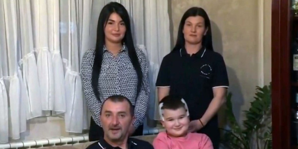 "Predsedniče, porodica Knežević je uz vas": Oglasio se otac dečaka kome Srbija pomaže u lečenju, a koga su blokaderi ismevali