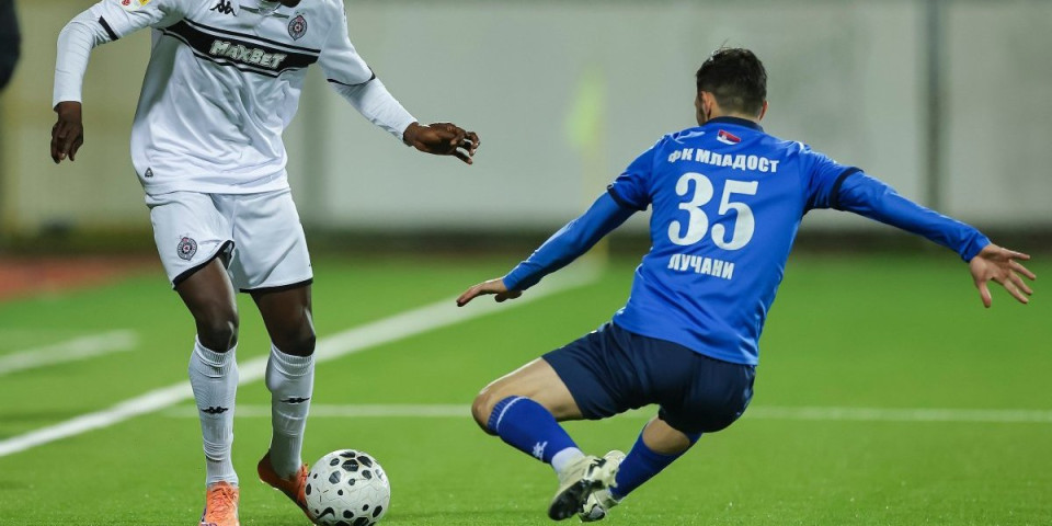 Jeziva scena u Lučanima: Fudbaler Mladosti neopreznim startom umalo slomio nogu igraču Partizana (VIDEO)