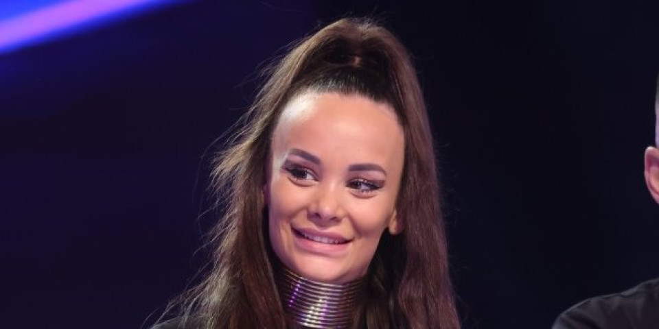 Rijaliti učesnica zgrozila naciju: Zavukla ruku gde ne treba i šokirala aljkavošću (VIDEO)