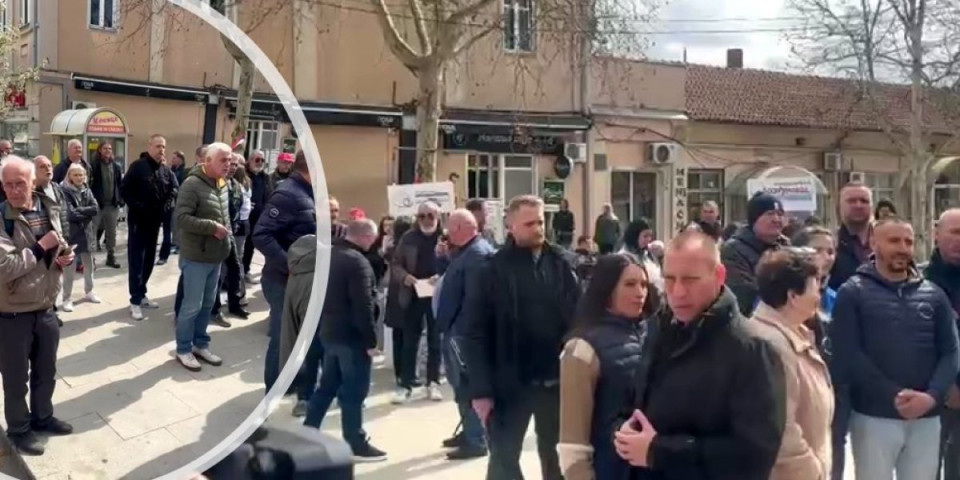 Štand SNS krcat, blokaderima niko ni da priđe! Pogledajte situaciju u Aranđelovcu pred lokalne izbore (VIDEO)