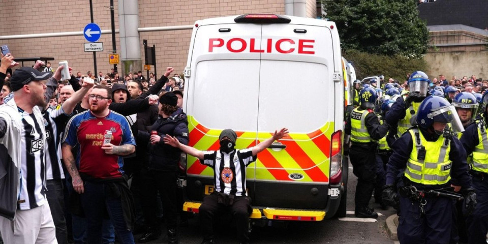 Opšti haos pred derbi: Krvavi sukob ispred stadiona, medicinske ekipe oživljavale navijača na licu mesta