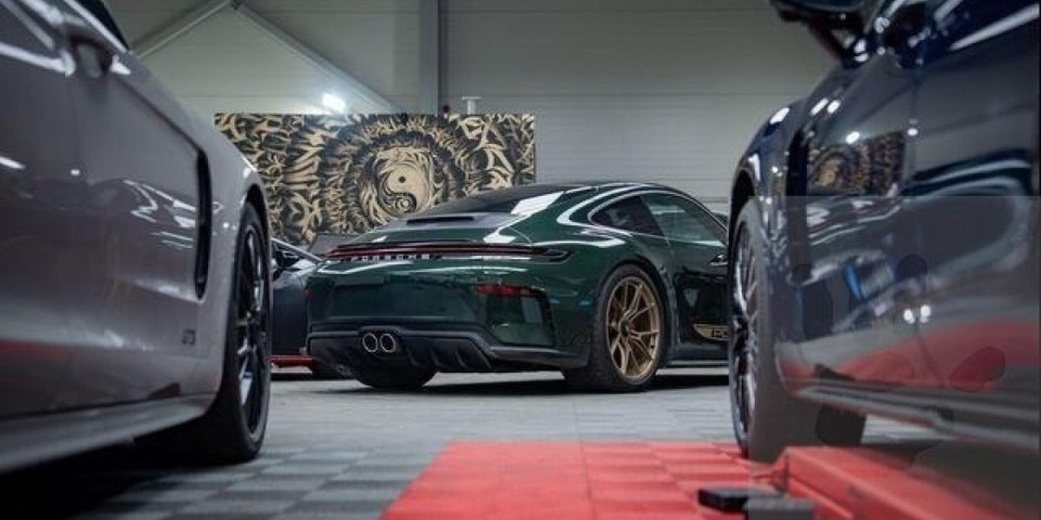 Nadrealne scene u Keniji: Zbog rata na Bliskom istoku 4.000 luksuznih mašina trune na ostrvu bez ulica! (VIDEO)