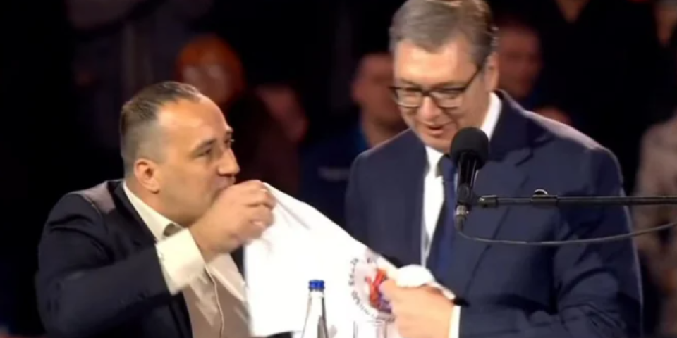 Trenutak za pamćenje: Slaviša Đukić uručio poklon predsedniku Vučiću uoči obraćanja narodu