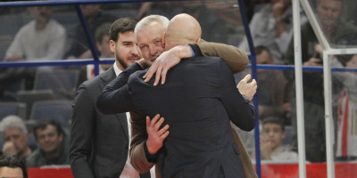Saša Obradović prišao klupi Partizana pa zagrlio Žarka Paspalja i Mirka Ocokoljića (FOTO)
