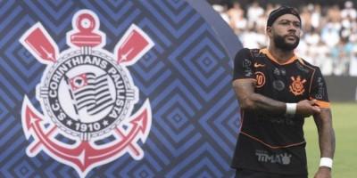 Memfis Depaj kao Umar Sadik - Telefonirao usred utakmice (VIDEO)