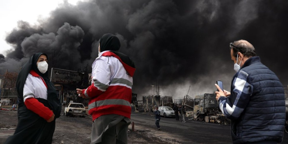 Pakao u Teheranu: Udari Izraela i SAD izazvali crnu kišu i toksičnu katastrofu (VIDEO)