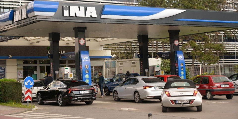 Panika u Hrvatskoj - nema goriva ni u Zagrebu! Građani sa kanisterima i burićima, redovi na pumpama (FOTO)