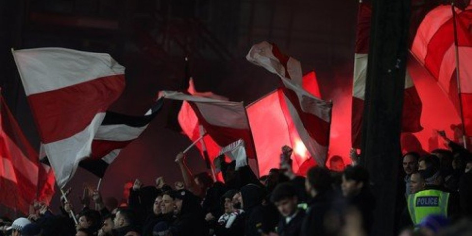 Jezive scene: Maskirani huligani usred dana zapalili automobil (VIDEO)