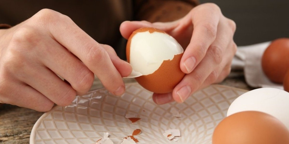 Dodajte 1 sastojak u vodu i ljuska sama spada: Nikad lakši način da očistite kuvana jaja
