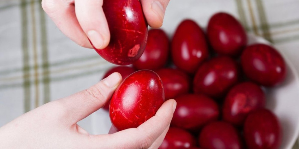 Vatreno crvena jaja bez hemije: 2 namirnice farbaju ljusku bolje nego kupovna boja