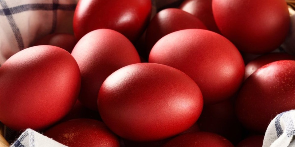 Crvena jaja koja svetlucaju: Grčki trik za najlepšu vatrenu boju i još lepši sjaj