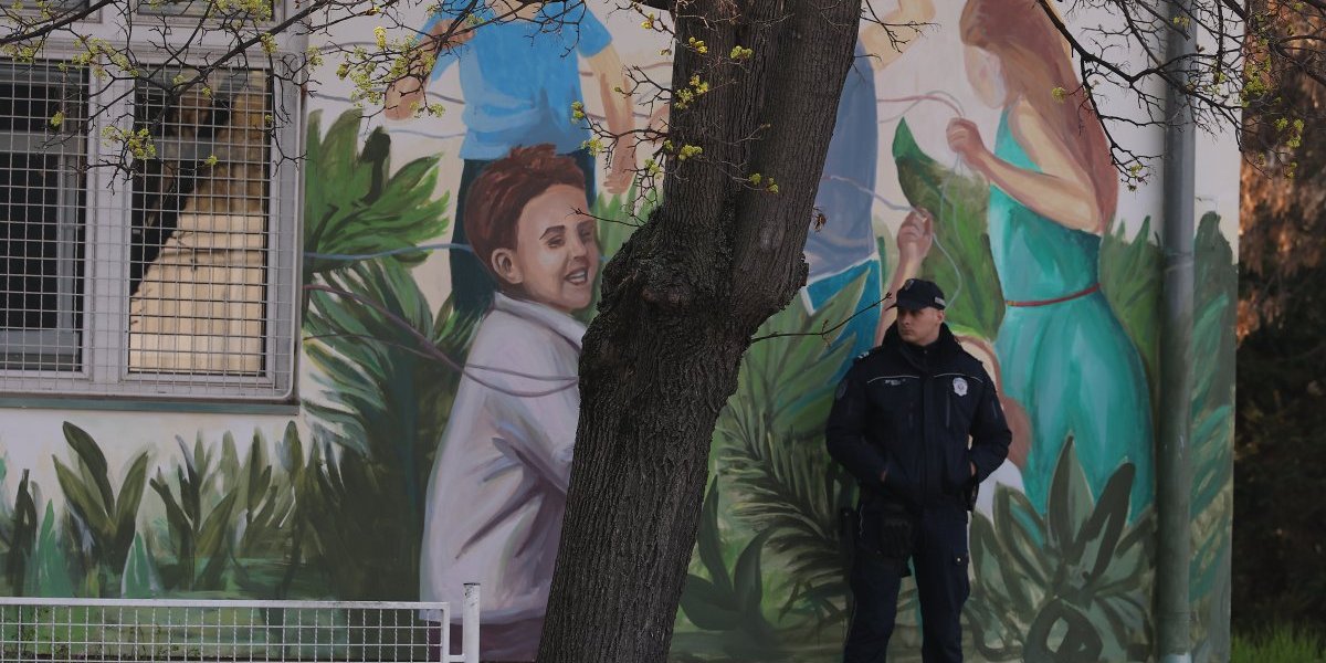 Policijski službenik ispred zgrade neurologije