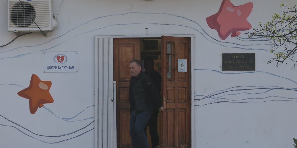 Pripadnik policije pred Kostino izvođenje