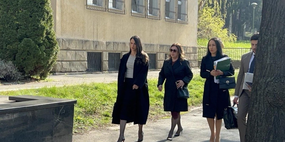 Podignuta glava, okružena advokatima: Miljana Kecmanović žuri u sud gde je čeka sin ubica (VIDEO)
